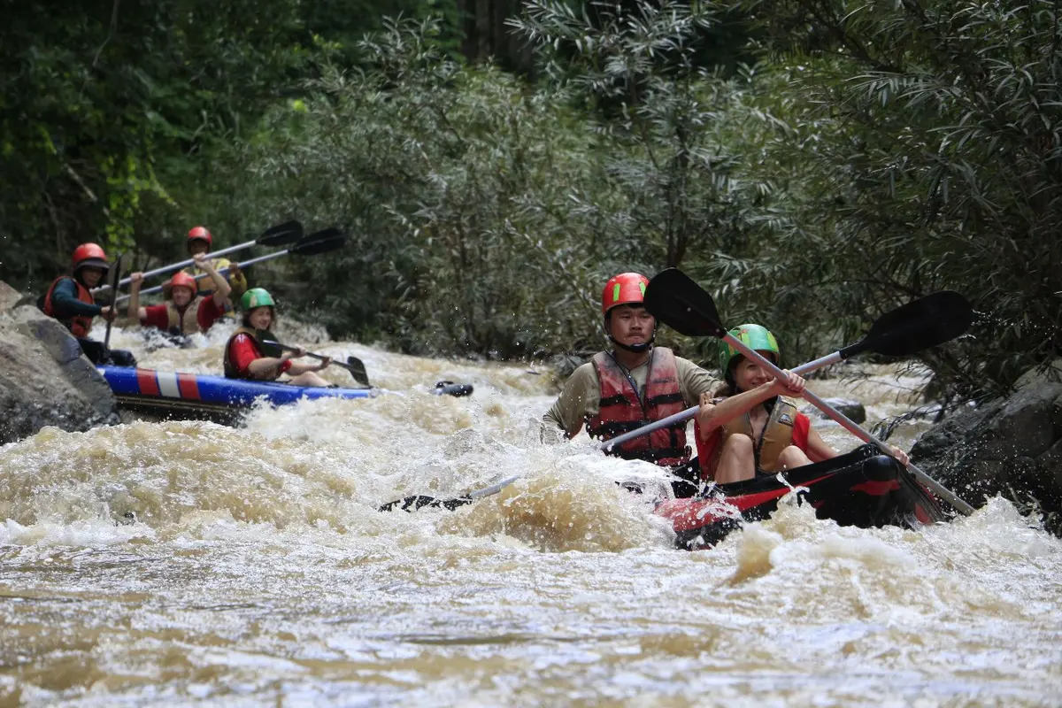 Kayaking tours at Cave Lodge